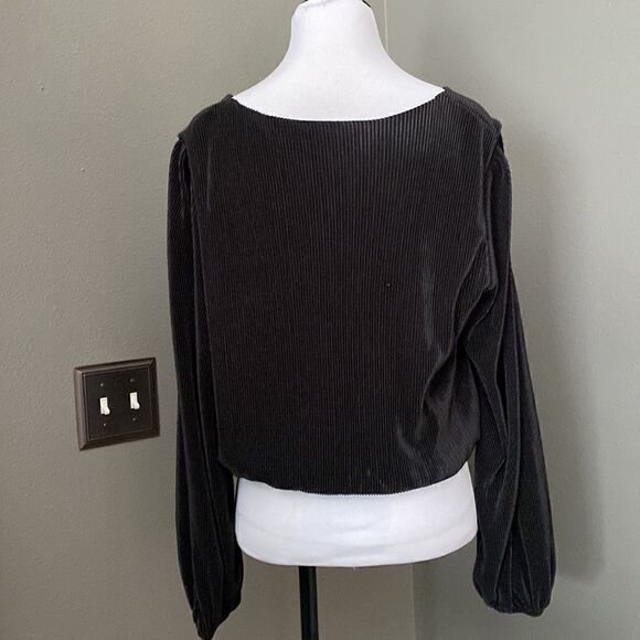 ASTR The Label Women's Long Sleeve Pleated Crop Top in Black - Picture 8 of 11